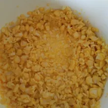 Dalam wadah tumbuk kasar jagung manis