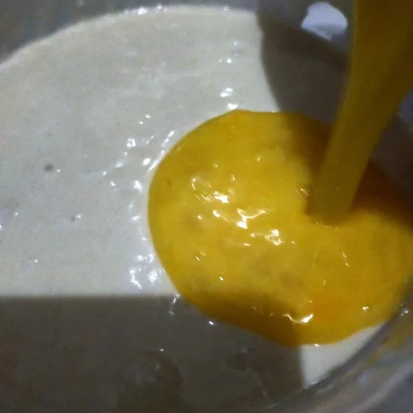 Masukkan margarin leleh.