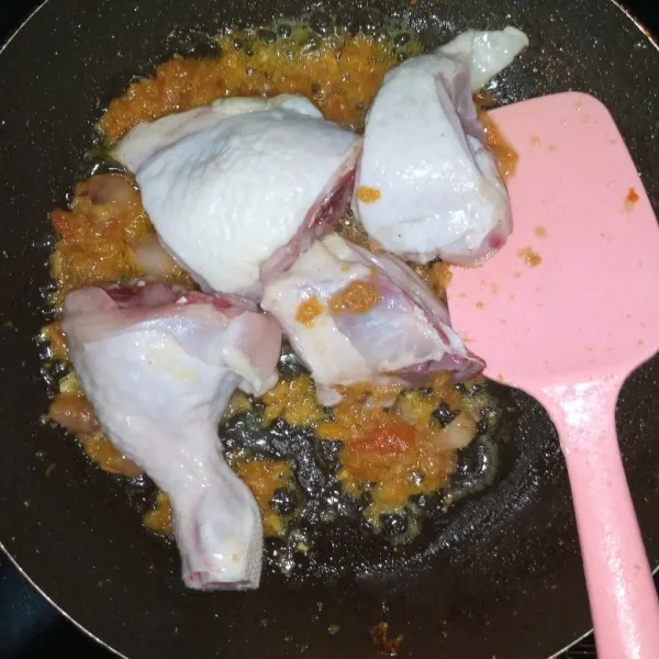 Tumis bumbu dengan minyak secukupnya hingga harum. Masukkan ayam yang sudah dicuci bersih