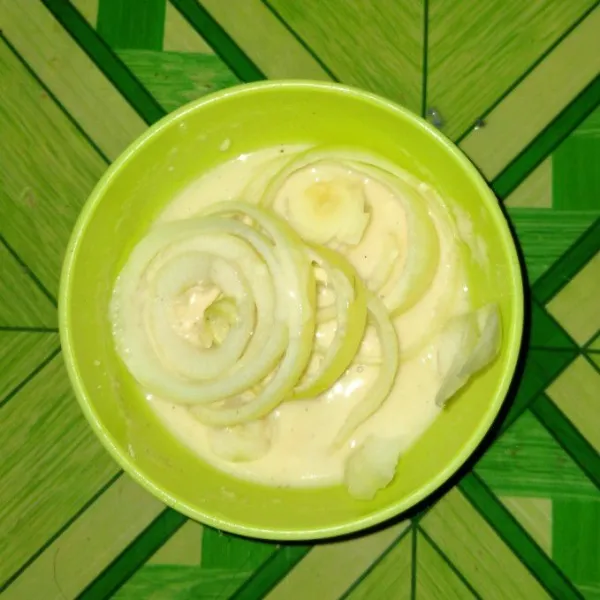 Masukan bawang bombay ke bahan pencelup