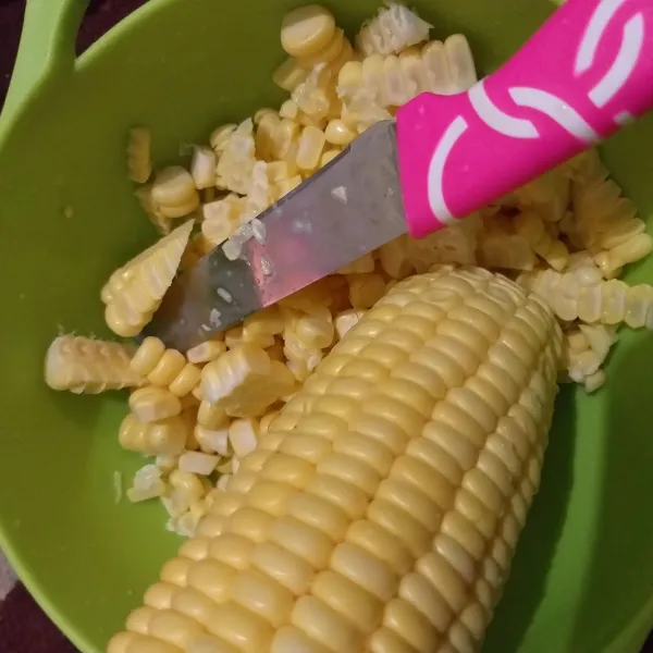 Cuci bersih jagung, kemudian sisir dari bonggolnya.