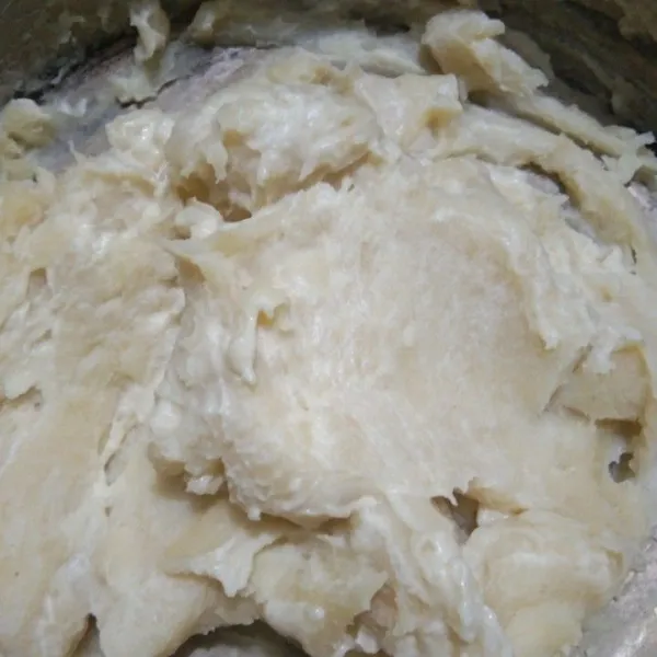 Dalam panci campur air, tepung terigu, garam, dan kaldu jamur. Aduk rata kemudian nyalakan kompor dengan api sedang, aduk biang hingga mengental. Matikan kompor, biarkan hangat lalu salin ke dalam wadah