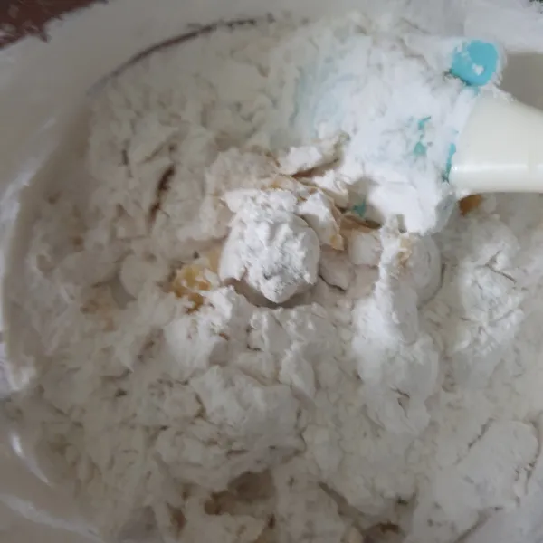 Setelah halus campurkan tepung, blender lagi sampai tercampur masukan daun bawang