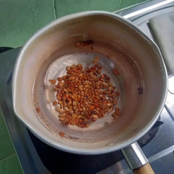 Cuci lalu rebus kacang tolo sampai cukup empuk, tiriskan.