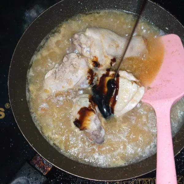 Tuang air hingga ayam terendam lalu tambahkan kecap.