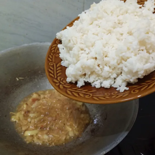 Setelah kakap larut bersama bumbu, masukan nasi putih