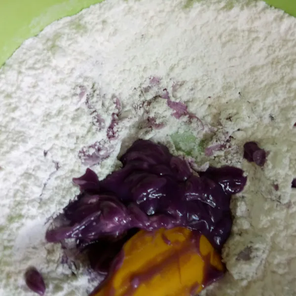 Campur semua bahan tepung, tambahkan telur dan larutan ubi ungu