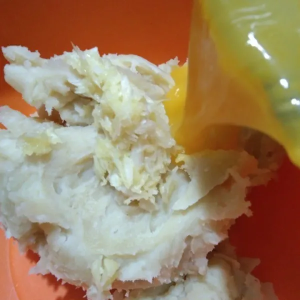 Tambahkan kocokan telur dan bawang putih, aduk rata