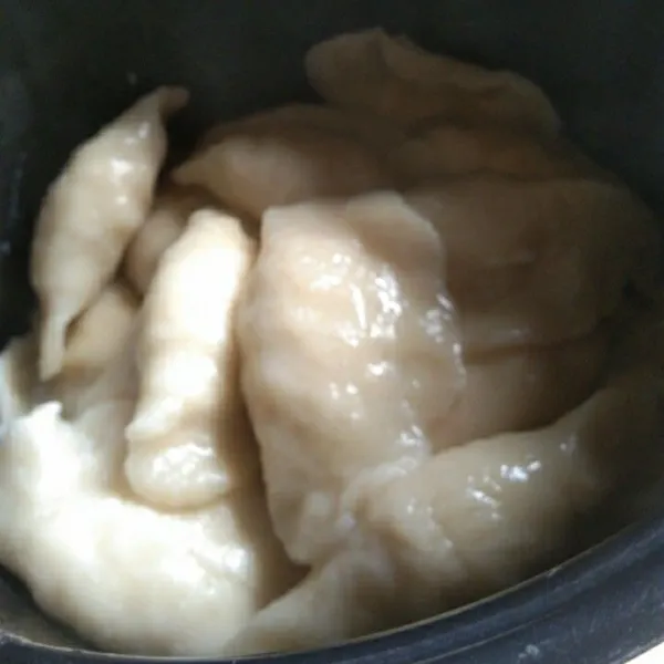 Tuang ke dalam wadah, beri minyak goreng supaya tidak menempel satu sama lainnya. Pempek dos pun siap untuk digoreng