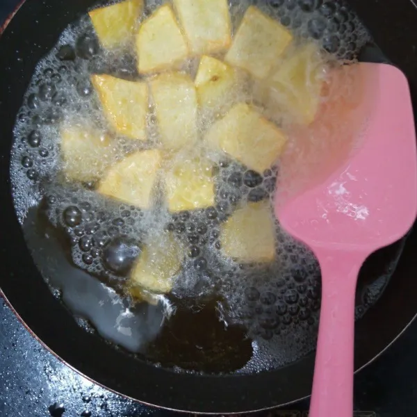 Kupas kentang kemudian potong dadu ukuran 1 cm. Panaskan minyak goreng dan kentang hingga kering