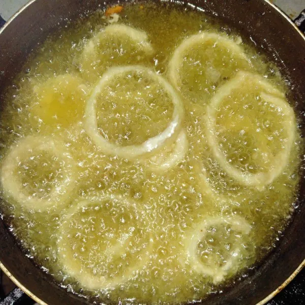 Panaskan minyak goreng hingga matang