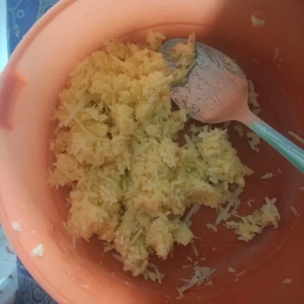 Membuat isian: campur semua bahan lalu aduk rata.