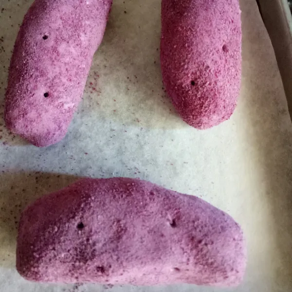Baluri dengan tepung ubi ungu, beri beberapa lubang supaya terkesan ubi