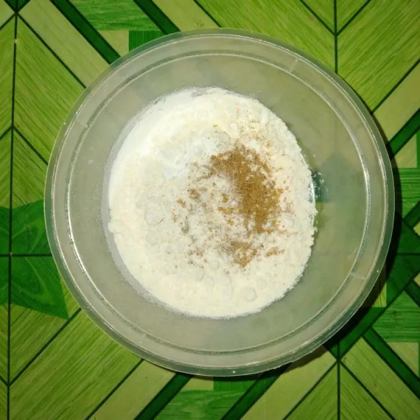 Buat bahan baluran lalu masukan bawang bombay aduk hingga semua rata