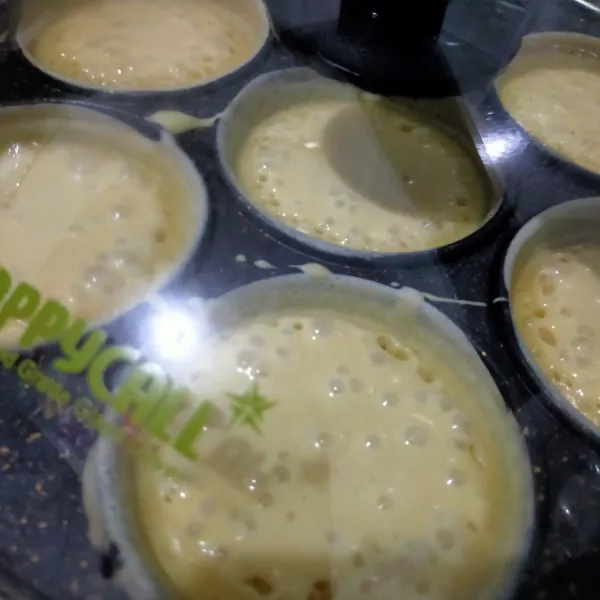 Panaskan cetakan snack maker tidak perlu dioles margarin. Tuang adonan dengan sendok sayur, lalu tekan supaya terbentuk pinggiran. Jangan ditutup sampai keluar lubang lubang kecil. Baru tutup.