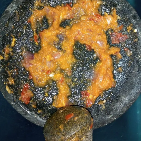 Ulek bumbu hingga halus