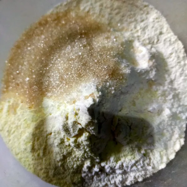Campur bahan A terigu, susu bubuk, baking powder, gula pasir halus, vanili bubuk dan garam. Aduk rata.