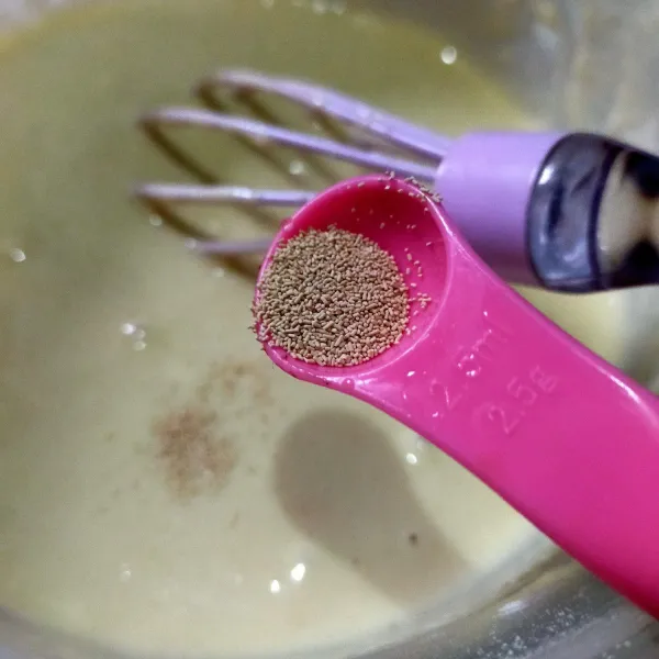 Tambahkan ragi instan, aduk rata. Diamkan 30 menit. Bahan C, kocok lepas telur dan gula pasir, tuang ke campuran tepung terigu sambil diaduk.