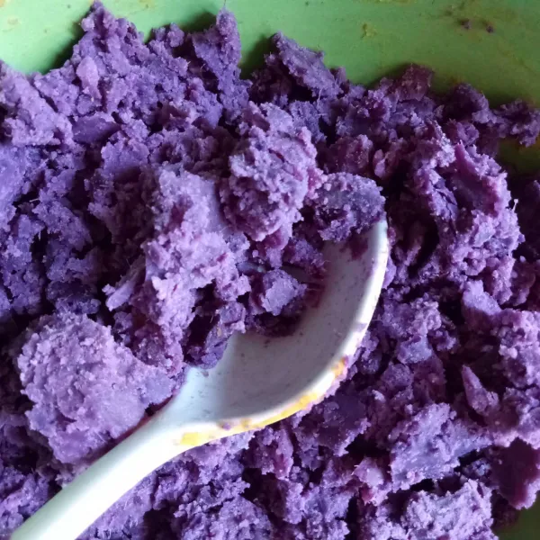 Mebuat isian: campurkan ubi ungu halus dengan gula