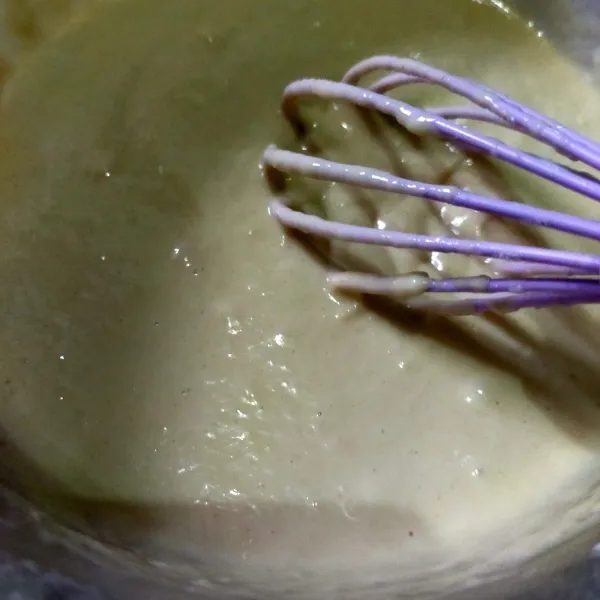 Tuang bahan B dimulai dari air sedikit demi sedikit sambil diaduk dengan whisk.