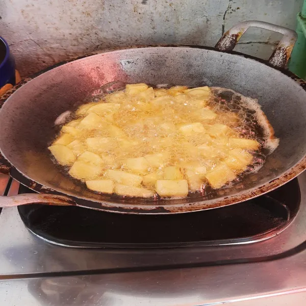 Goreng kentang sampai kering, lalu tiriskan.