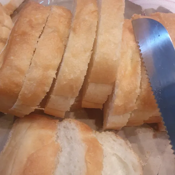 Potong-potong roti tawar.