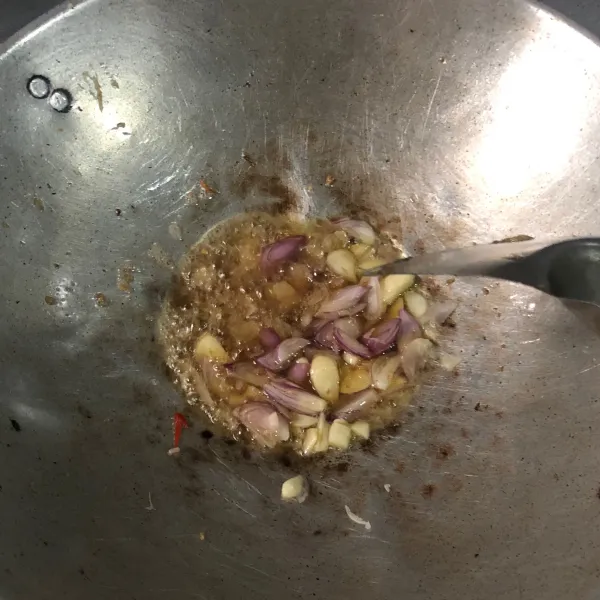 Kemudian panaskan minyak lalu tumis, bawang merah dan bawang putih secara bersamaan tunggu hingga setengah matang.