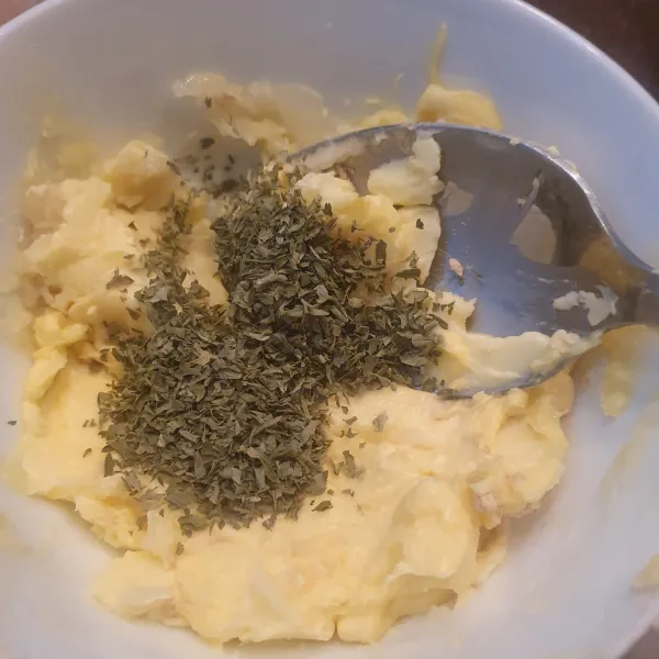 Campurkan bawang putih/garlic powder, parsley, dan butter. Aduk rata.