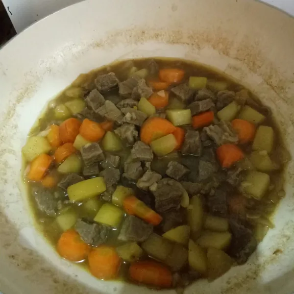 Masukan wortel, aduk dan masak hingga matang