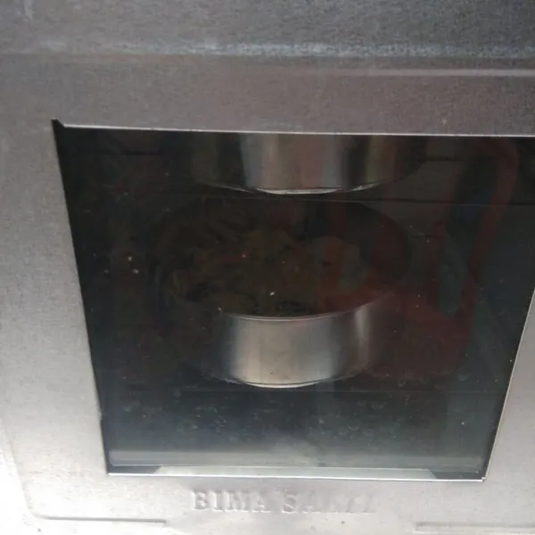 Panggang pada suhu 180°C selama 15-20 menit. Keluarkan dari oven. Siap disajikan.