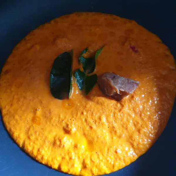 Lalu panaskan wajan tumis bumbu masukan daun jeruk, merica, gula merah, kaldu jamur tumis sampai wangi