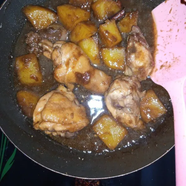 Aduk rata lalu tambahkan gula, garam, dan kaldu jamur. Masukkan kentang, biarkan hingga air susut. Tes rasa, matikan api, dan sajikan.