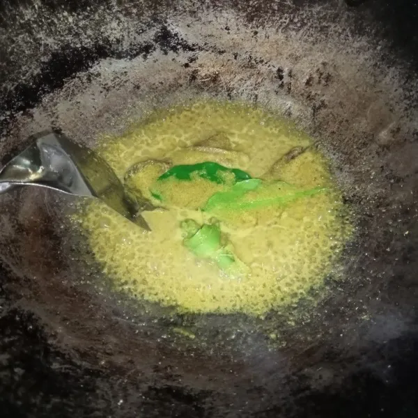Haluskan bumbu dan tumis bumbu beserta daun salam, daun jeruk, lengkuas dan serai hingga bumbu tanak.