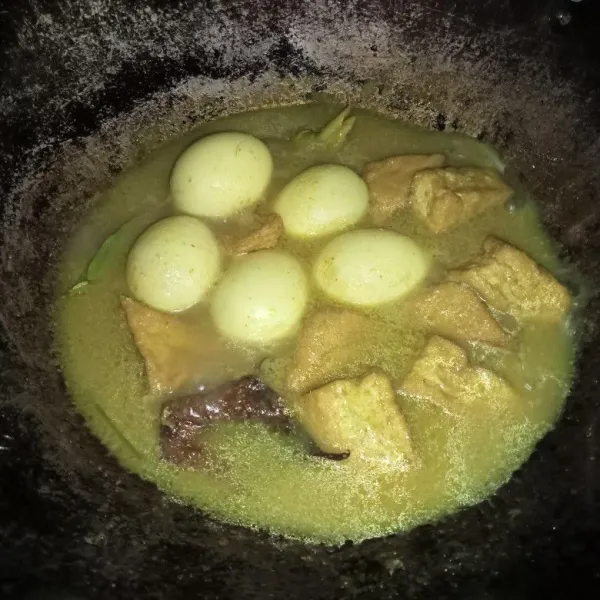 Aduk perlahan hingga mendidih dan cicipi rasanya, sajikan.