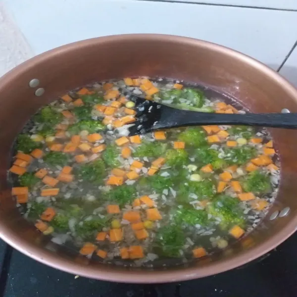 Panaskan air hingga mendidih, lalu masukan sayuran yang telah dipotong-potong