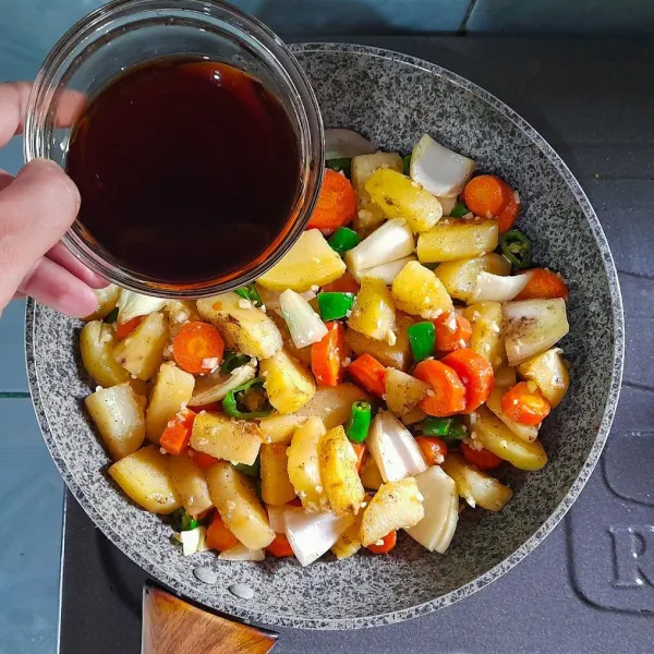 Tambahkan campuran kecap asin, arak masak, micin, gula pasir dan minyak wijen. Aduk rata, masak sampai kuah kuah tinggal sedikit. Siap disajikan dengan taburan wijen sangrai dan irisan daun bawang.