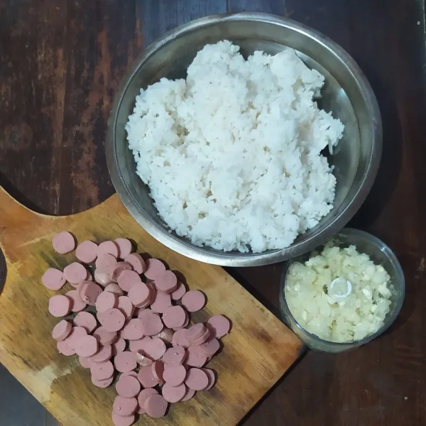 Siapkan nasi dingin atau sisa kemarin. Potong-potong sosis. Cincang bawang bombay dan bawang putih.