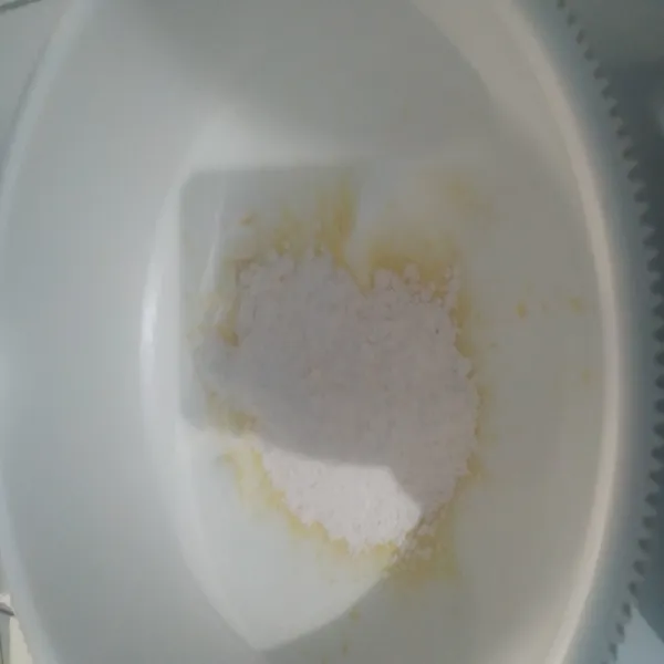 Masukan tepung custard. Aduk perlahan hingga merata.