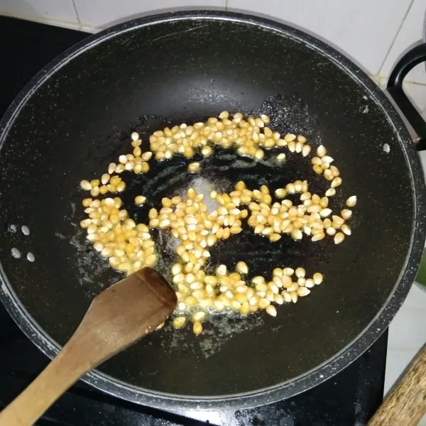 Masukan jagung lalu aduk hingga rata.