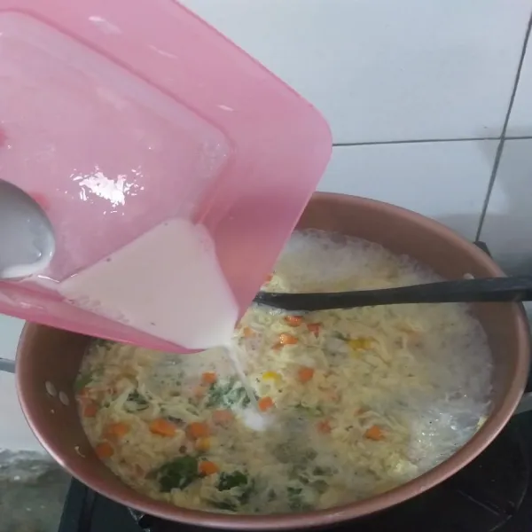 Encerkan tepung maizena dengan sedikit air dan masukan ke dalam sup agar sup menjadi lebih kental