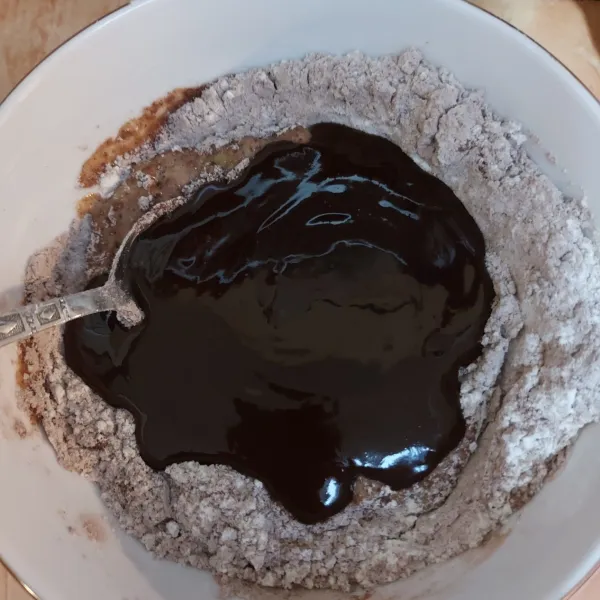 Kemudian tuang coklat yang sudah dilelehkan bersama mentega.