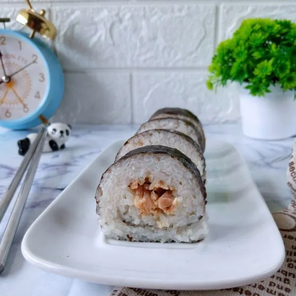 Potong sushi dengan ketebalan 1 cm dan siap dinikmati.
