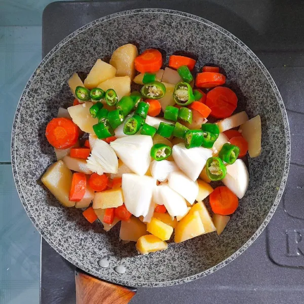Masukkan bawang bombay, potongan cabai dan bawang putih serta lada hitam. Tumis sampai harum. Dimasukkan ditahap ini agar bawang tidak cepat hangus.