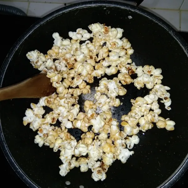 Segera masukkan popcorn kedalam karamel sambil diaduk hingga tercampur rata. Sajikan.
