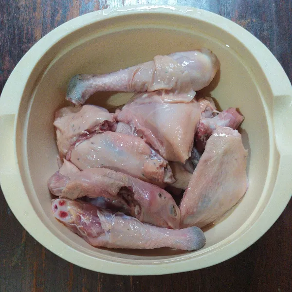 Cuci bersih ayam, lalu beri air perasan jeruk nipis supaya ayam tidak amis. Diamkan selama 5-10 menit, lalu bilas dan tiriskan.