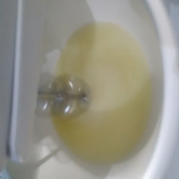 Siapkan wadah. Masukan putih telur, garam dan pasta vanila. Mixer dengan kecepatan sedang hingga putih telur berbusa.