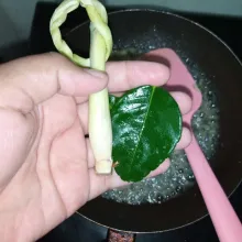 Tumis bumbu isian lemper hingga harum. Masukkan serai dan daun jeruk.