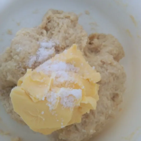 Dalam wadah campur tepung terigu, gula pasir, rahi instan, susu bubuk, telur dan air uleni hingga rata, kemudian tambahkan margarin dan garam uleni hingga kalis.