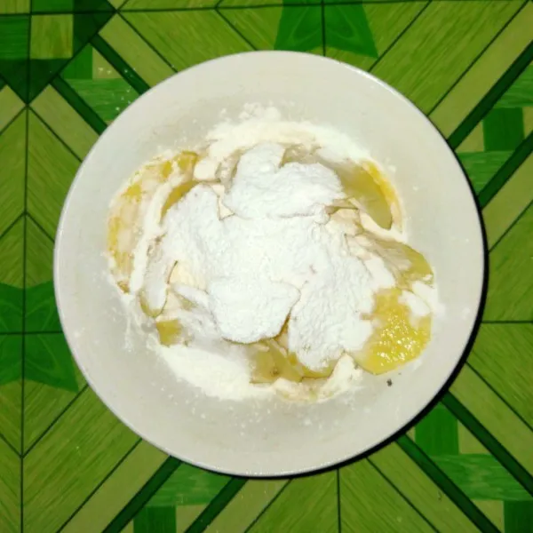 Balur dengan tepung maizena.