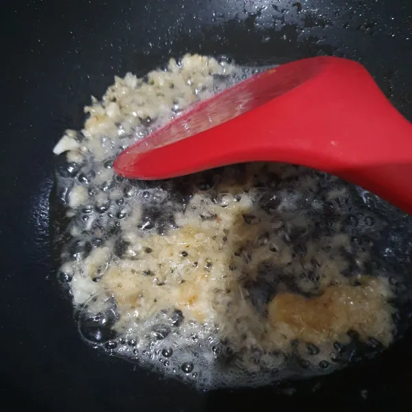 Haluskan bawang putih dan garam, lalu tumis.